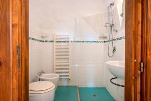 un baño con inodoro y lavabo en Trullo Giovanni, en Ceglie Messapica