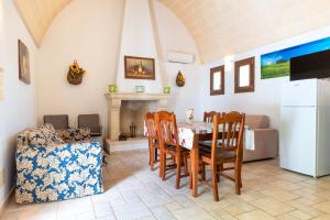 Una cocina y un comedor con mesa y sillas. en Trullo Giovanni, en Ceglie Messapica 22 fotos más