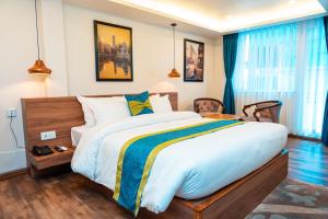 una camera da letto con un letto grande in una stanza di Harsha Boutique Hotel a Kathmandu