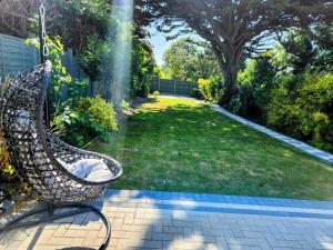 una silla sentada en medio de un patio en Charming family home in the heart of Sanderstead, en Purley