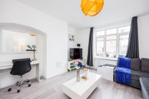 Μια τηλεόραση ή/και κέντρο ψυχαγωγίας στο Stunning 2 Bed House with Parking in Dagenham