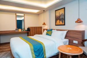 una camera d'albergo con un letto e un tavolo di Harsha Boutique Hotel a Kathmandu