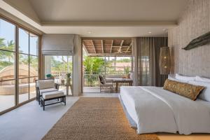 ein Schlafzimmer mit großem Bett und Balkon in der Unterkunft Phangan Bayshore Resort Koh Phangan in Haad Rin
