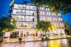 a building on a street in front of a building at SEN BIỂN HOTEL - FLC Sầm Sơn in Sầm Sơn