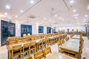 a large banquet hall with tables and chairs at SEN BIỂN HOTEL - FLC Sầm Sơn in Sầm Sơn