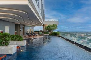 Bazén v ubytování Holiday Inn & Suites Rayong City Centre by IHG nebo v jeho okolí