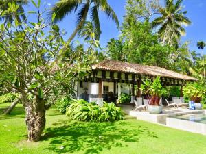 a villa with a garden and a swimming pool at Samaragiri in Talpe