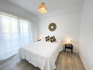 Posteľ alebo postele v izbe v ubytovaní NUEVO, primera linea de playa, con piscina y vistas al mar