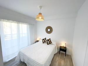 Posteľ alebo postele v izbe v ubytovaní NUEVO, primera linea de playa, con piscina y vistas al mar