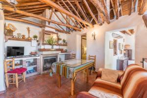 een woonkamer met een tafel en een open haard bij Casa El Concejo in Cónchar