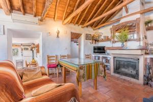 een woonkamer met een tafel en een open haard bij Casa El Concejo in Cónchar +27 foto's