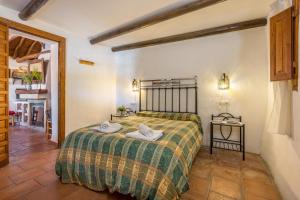 een slaapkamer met een bed met twee handdoeken erop bij Casa El Concejo in Cónchar