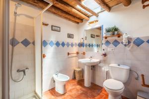 een badkamer met toilet en wastafel bij Casa El Concejo in Cónchar