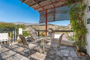 een patio met een tafel en stoelen en uitzicht bij Casa El Concejo in Cónchar