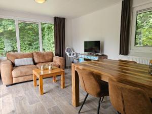 Televisyen dan/atau pusat hiburan di Luxe Chalet Oostkapelle OK28