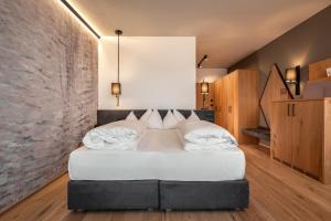 Letto o letti in una camera di Alpin Panorama Hotel Hubertus