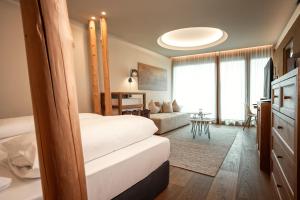 Letto o letti in una camera di Alpin Panorama Hotel Hubertus