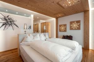 Letto o letti in una camera di Alpin Panorama Hotel Hubertus