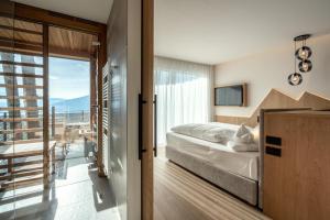 Letto o letti in una camera di Alpin Panorama Hotel Hubertus