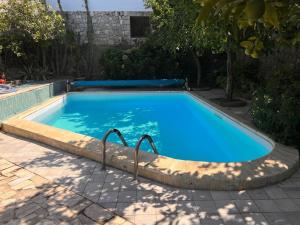 ヴィーコ・エクエンセにあるYourHome - Villa Ayalaの庭の青い水のスイミングプール