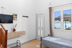 TV a/nebo společenská místnost v ubytování Haraki Sand Beach