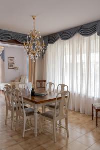 カステルヌオーヴォ・デル・ガルダにあるVilla Carini with 3000 mq garden & heated poolのテーブルと椅子のあるダイニングルーム
