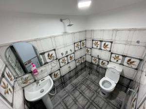Kamar mandi di Silva Hostel & Rooms
