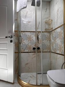 una ducha con puerta de cristal en un baño en Hayat Rose Apart, en Uzungöl