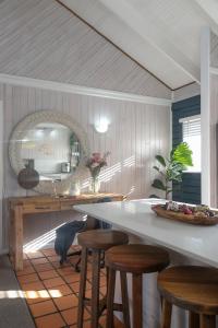 cocina con mesa y taburetes en Knysna - Sunrise Chalet, en Knysna