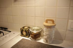 un comptoir de cuisine avec deux bocaux de nourriture et une cuisinière dans l'établissement Sunny Stay & Chill, à Bruxelles