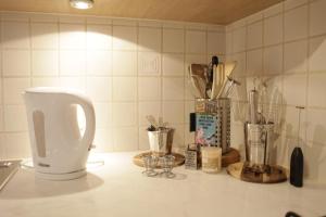 un comptoir de cuisine avec des ustensiles sur un comptoir dans l'établissement Sunny Stay & Chill, à Bruxelles