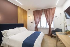 una camera da letto con un letto, una scrivania e una finestra di cinquepuntozero a Roma