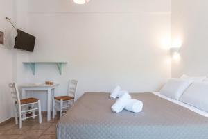Postel nebo postele na pokoji v ubytování Almyra Seaside Suites