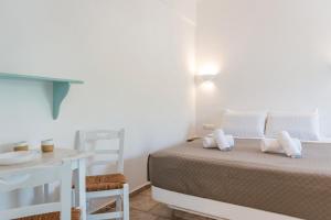 Postel nebo postele na pokoji v ubytování Almyra Seaside Suites