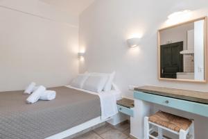 Postel nebo postele na pokoji v ubytování Almyra Seaside Suites