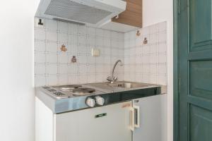 Kuchyň nebo kuchyňský kout v ubytování Almyra Seaside Suites