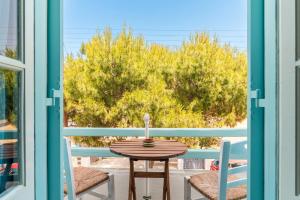 Balkón nebo terasa v ubytování Almyra Seaside Suites