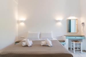 Postel nebo postele na pokoji v ubytování Almyra Seaside Suites