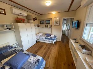 two beds in a room with wooden floors at Baita Chalet del Colle in Corsanico-Bargecchia
