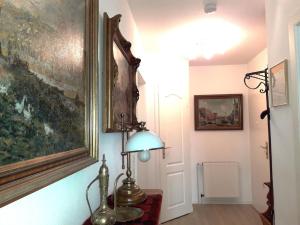 eine Lampe auf einem Tisch neben einem Gemälde an einer Wand in der Unterkunft De Luxe - Ferienwohnung im Landhaus am See - Die Nr 1 mit 5 DTV zertifizierten Sternen in Malente