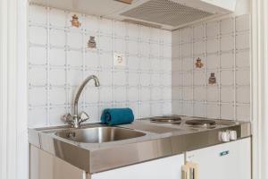 Kuchyň nebo kuchyňský kout v ubytování Almyra Seaside Suites