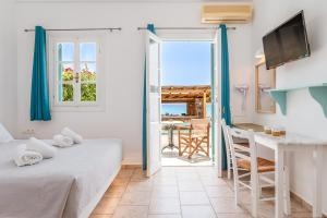 Postel nebo postele na pokoji v ubytování Almyra Seaside Suites