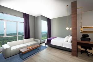 Rúm í herbergi á Quest Hotel Midport Port Dickson