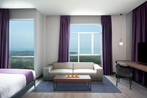 Rúm í herbergi á Quest Hotel Midport Port Dickson