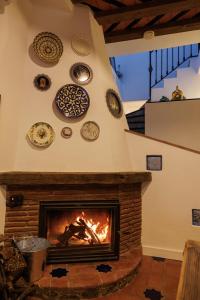 un camino con piatti e stoviglie sul muro di La Casa del Risco Zahara a Zahara de la Sierra