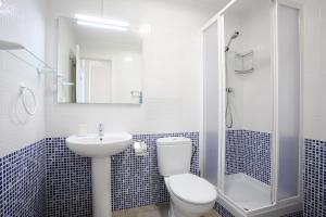 ein Badezimmer mit Toilette, Waschbecken und Dusche in der Unterkunft Jardines de Denia in Denia + 12 Fotos