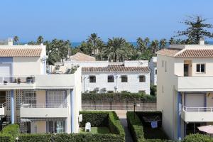 Blick auf die Gebäude eines Resorts in der Unterkunft Jardines de Denia in Denia