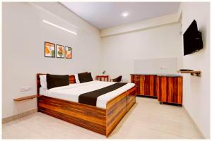 TV a/nebo společenská místnost v ubytování SEA VIEW HOTEL New BR Puri, Near Temple & Sea beach, Spacious and Fully Air Conditioned Rooms with BREAKFAST wifi, Restaurant and Parking - BEST HOTEL IN PURI