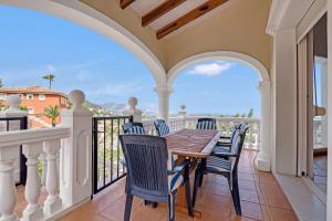 Casa Amanda في Muntanya la Sella: غرفة طعام مع طاولة وكراسي على شرفة