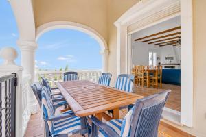 Casa Amanda في Muntanya la Sella: غرفة طعام مع طاولة وكراسي خشبية